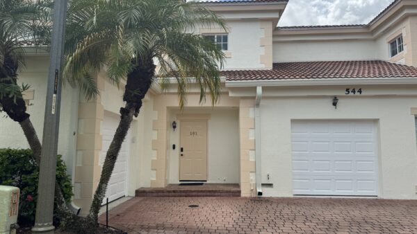 Read more about the article Exciting New Look: Fresh Exterior Paint Transforms Our Condo Community!